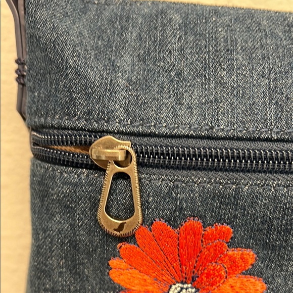 Sakroots Crossbody Bag with Floral Embroidery 🌼🍂🐝 - Picture 5 of 13